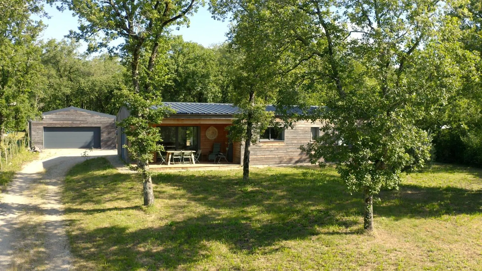 Maison Avec Terrasse En Bois Et Piscine Varaire